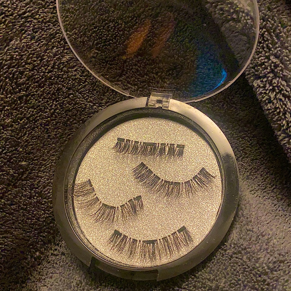 Magnetic eyelashes with glittery magnetic case